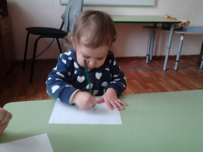 Одним из лучших способов развития творческого начала у ребенка является рисование (октябрь)